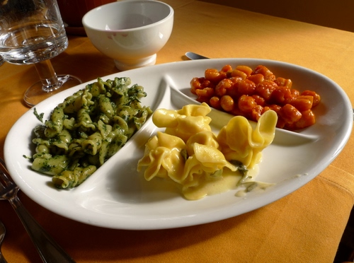 Immagine con piatto, tris, pasta, primi, cibo, gnocchi, verde, tricolore, pranzo