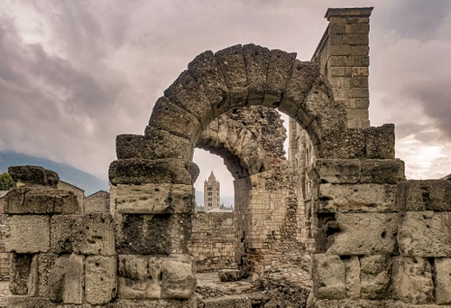 Immagine con nuvole, campanile, pietre, ruderi, cielo, arco, rovine, archi, cornice, grigio, torre, resti, antichità