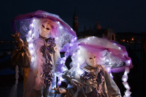 Immagine con maschere, luci, carnevale, notte, costumi, venezia, viola, due, notturno, ombrelli, bianco, sera, chiesa