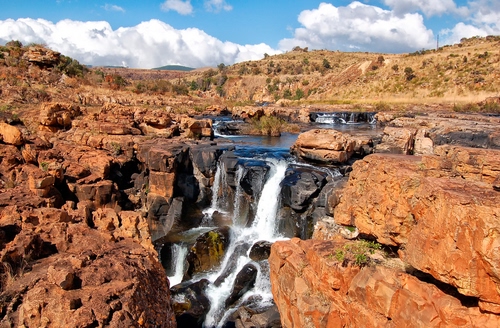 Immagine con acqua, rocce, nuvole, cielo, cascata, fiume, roccia, cascate, bianco, azzurro, montagna, montagne, rosso, pietre, paesaggio