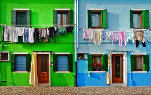 Immagine con verde, finestre, panni, porte, azzurro, case, persiane, bucato, tende, colori, fiori, strada, portoni, imposte, stesi, vaso