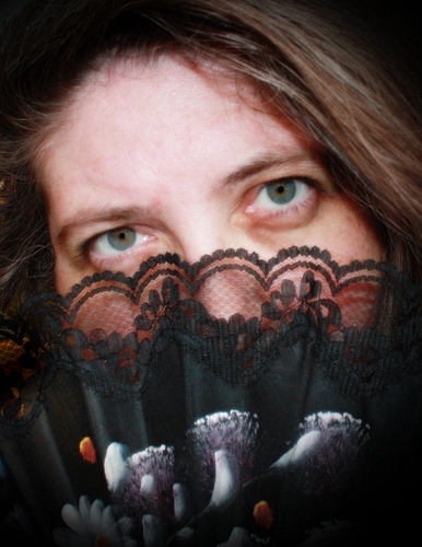 Immagine con occhi, capelli, pizzo, ventaglio, donna, nero, viso