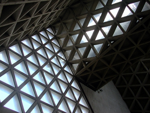 Immagine con triangoli, architettura, vetri, struttura, geometrie, vetro, soffitto, triangolo, muro, geometria, interno, luce
