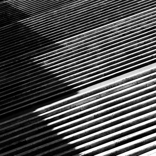 Immagine con gradini, bianconero, ombre, ombra, diagonale, scalinata, linee, scala, prospettiva, scale, scalini, astratto, nero, righe, geometrie, luce, bianco, diagonali