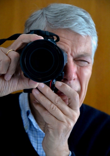 Immagine con mani, uomo, fotografo, capelli, anello, camicia, dita, fede, autoritratto, occhio, macchina, obiettivo, obbiettivo, nero, grigi, vera, fotografare