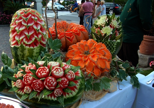 Immagine con frutta, zucche, cibo, anguria, verde, verdura, cocomeri, foglie, cocomero, fiori