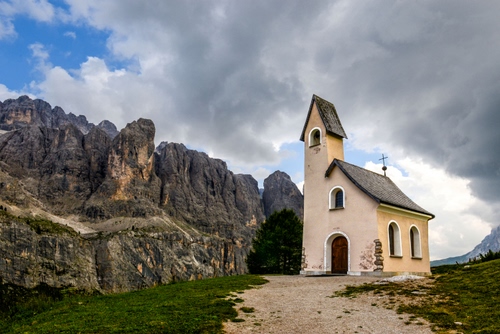 Immagine con nuvole, campanile, cielo, finestre, chiesa, montagna, chiesetta, croce, rocce, porta, montagne, erba, cappella, verde, dolomiti, sentiero, portone, tetto, prato, alberi