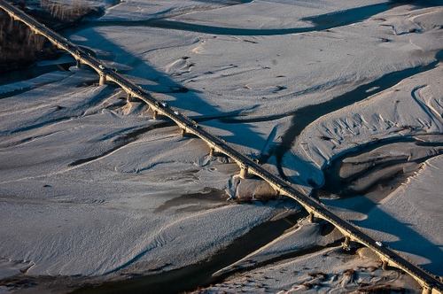 Immagine con ponte, fiume, strada, sabbia, acqua, diagonale, ombra, alveo, panorama, letto, ombre
