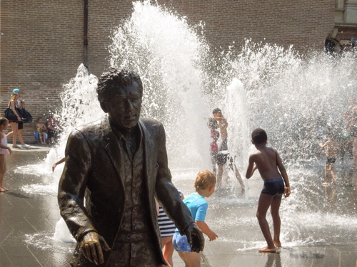 Immagine con bambini, acqua, statua, fontana, gioco, zampilli, giochi, fontane, spruzzi, estate, scultura