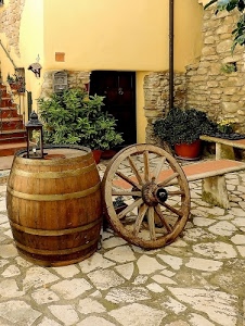 ruota, scala, botte, piante, panchine, lampada, vasi, pietre, raggi, lanterna, porta, legno, panchina, pianta, verde, muro, cortile, scalini, pietra, panche, gradini, finestra