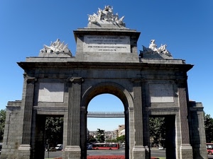 arco, statue, monumento, autobus, porta, alberi, colonne, cielo, città, rosso, strada, porte, case, capitelli, azzurro, sculture
