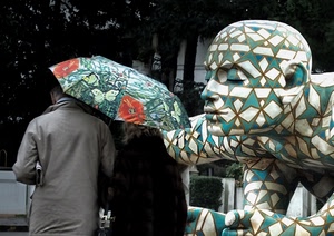 ombrello, statua, coppia, scultura, verde, geometrie, pioggia, persone, alberi, rosso, uomo, passanti, fiori, occhi, testa, orecchio, due, viso