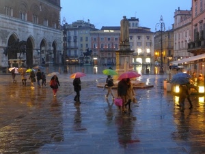 pioggia, ombrelli, piazza, monumento, statua, persone, riflessi, luci, passanti