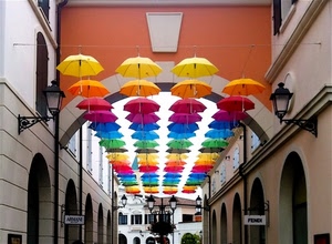 ombrelli, lampioni, colori, portici, archi, giallo, via, appesi, arco, finestre, strada, insegne, verde, palazzi, rosso