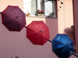 ombrelli, finestra, tre, rosso, colori, blu, rosa, muro