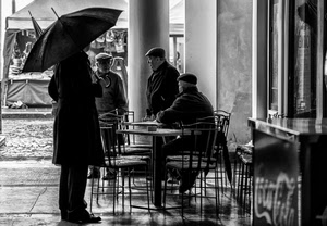 sedie, ombrello, bianconero, tavolini, persone, anziani, pioggia, colonna, tavoli, uomini, colonne, bar, cappelli