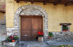 fiori, vasi, portone, porta, gerani, pietre, arco, pietra, finestra, rosso, legno