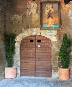 portone, porta, quadro, vasi, santo, piante, via, verde, arco, muro, affresco
