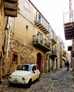 vicolo, balconi, cinquecento, auto, strada, automobile, case, uomo, cane, paese, bianca