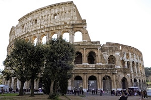 alberi, colosseo, archi, roma, persone, colonne, turisti, rudere, cielo, rovine, anfiteatro, antichità