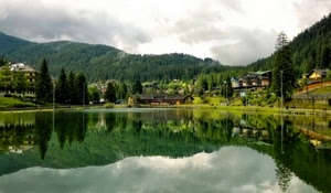 lago, alberi, riflesso, case, montagna, acqua, nuvole, riflessi