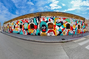 murales, muro, strada, colori, cielo, nuvole, strisce, marciapiede, marciapiedi, graffiti, curva, nero, rosso, disegni, bianco, facce, pedonali, grandangolo