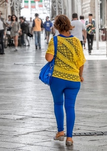 donna, giallo, borsa, blu, passante, passanti, persone, camminare, pantaloni