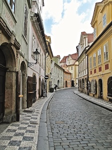 strada, finestre, archi, via, nuvole, cielo, marciapiede, tetti, lampione, lampioni, portici, case, porte, palazzi, edifici, mattonelle, finestra, porfido