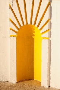 giallo, raggi, nicchia, muro, bianco, ombra, arco