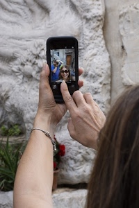 mani, selfie, capelli, braccialetto, telefonino, fotografo, telefono, dita, foto, donna, occhiali, fiori, cellulare, dito, piante, verde, bracciale, fotografare, bianco, muro, braccio, fotografia, autoritratto