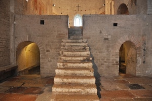 chiesa, archi, croce, scala, scalini, muro, abside, interno, pavimento, gradini, finestra, mattoni, pietra, scale, affreschi, vetrata, luce, luci, crocifisso, cripta, scalinata