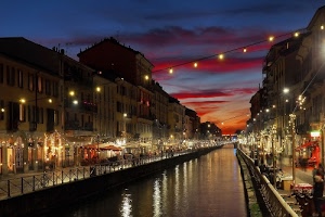 luci, acqua, tramonto, riflessi, case, canale, rosso, naviglio, ombrelloni, cielo, luminarie, fiume, notturno, notte, nuvole, milano, lampioni, tavolini, ringhiera