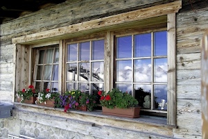 fiori, legno, vasi, riflesso, finestra, gerani, finestre, vetro, vetrata, riflessi, vetri, montagna, piante, rosso, verde, vetrate, davanzale, nuvole, quadrati