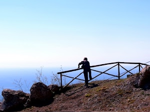 mare, staccionata, terra, uomo, rocce, massi, azzurro, cielo, sassi, orizzonte, legno, uno, erba, acqua, persona, panorama
