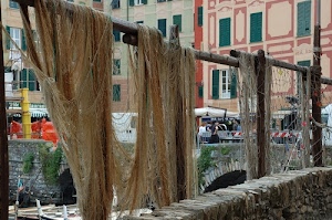 reti, finestre, ponte, pali, barche, palazzi, case, persiane, pesca, arco, transenne, persone, staccionata, muretto, scorcio, archi, ombrelloni, mercato