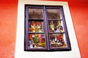 finestra, pupazzi, bianco, rosso, giocattoli, vetri