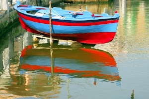 acqua, barca, riflesso, rosso, azzurro, imbarcazione, palo, corde, corda, riflessi, legno, molo, pali, ormeggio, celeste, mare