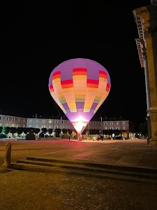 piazza, mongolfiera, notte, rosso, viola, scalini, finestre, pallone, alberi, palazzi, luci, automobili, colori, giallo, nero, case