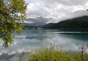 lago, nuvole, acqua, montagne, verde, canoa, alberi, montagna, barca, cielo, riflesso