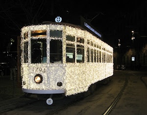 tram, luci, finestrini, milano, stemma, notte, binari, numeri, bianco, notturno, natale, rotaie, numero, nero, luminarie, luccichio