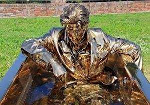 prato, oro, statua, dorato, capelli, verde, muro, mano, erba, uomo, muretto, acqua, scultura, dito, volto, giacca, seduto, vasca, braccia, metallo, mani