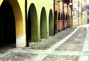 strada, lampioni, archi, portici, verde, via, portico, giallo, finestre, colonne, case, porticato, arancione, selciato, balcone