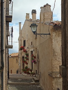 vicolo, fiori, comignoli, vasi, lampione, finestre, case, balconi, cielo, nuvole, gradini, scalini, scorcio, lampioni, rosso, porte, ringhiere, scalinata