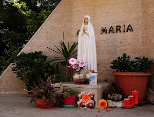 fiori, vasi, madonna, piante, statua, bianco, ceri, piedistallo, verde, scritta, religioso, candele, muro, devozione, alberi, rosso, maria, rosario, lettere, marmo, religione, rose, edicola
