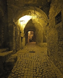 vicolo, luce, archi, arco, tombino, porte, scalini, strada, finestra, selciato, porfido, notturno, notte, vicoli, portico, scorcio, luci, galleria, porta, gradini, finestre, sampietrini