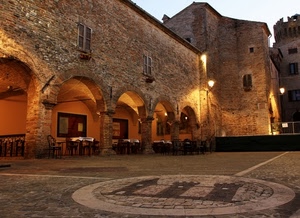 piazza, colonne, luci, sedie, lampioni, finestre, portico, archi, sera, castello, stemma, mosaico, torri, porte, tavoli, tavolini