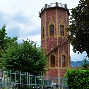 torre, finestre, alberi, scala, ringhiera, cielo, quadretti, nuvole, verde, inferriata, cancello