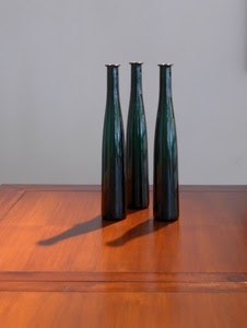 tre, bottiglie, tavolo, legno, ombra, vetro, ombre, verde