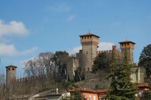 castello, alberi, torri, merli, cielo, nuvole, mura, case