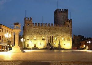 piazza, leone, castello, merli, lampioni, colonna, torre, notturno